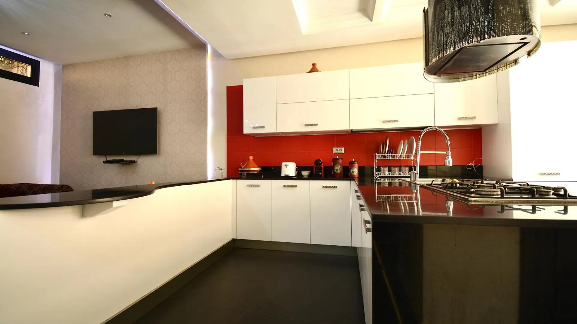 2 King Suites- Pool,Ac & Parking-Central Location Marrakesh Morocco